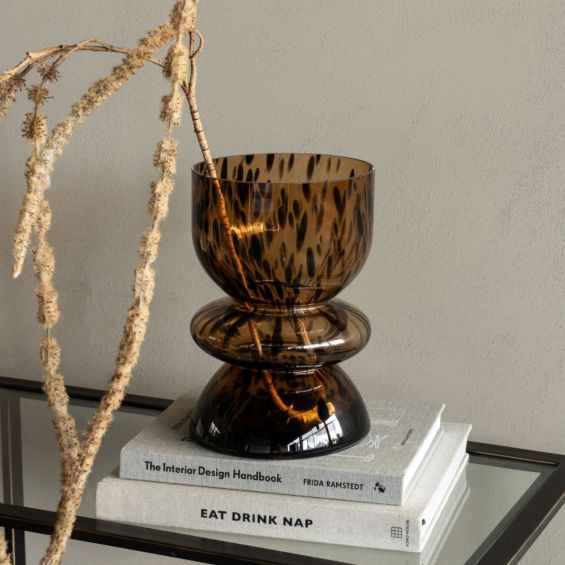 Tortoise shell candle holder with scalloped structure