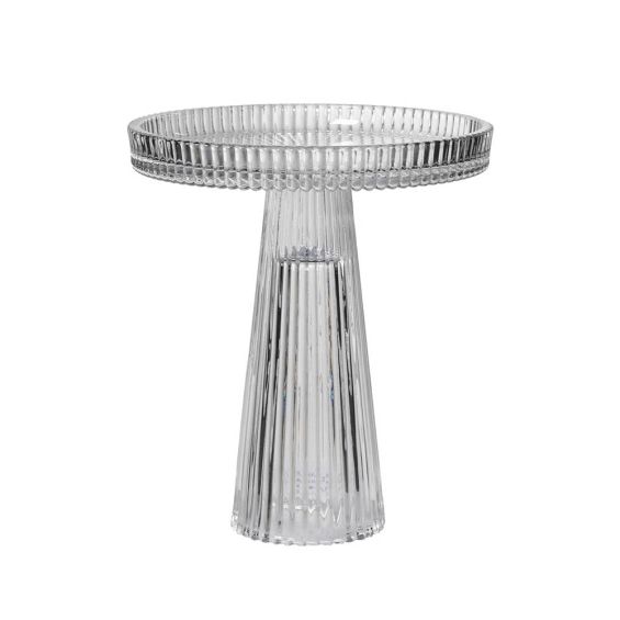 Made with clear glass, this cake stand features a ribbed design